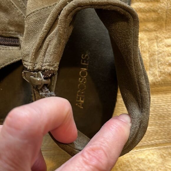 Aweosoles size 6.5 green suede zip back ankle thong sandals EUC - Picture 13 of 13